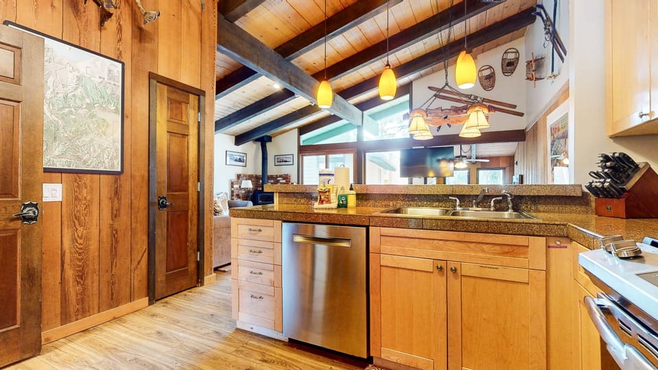Condo, 4 Bedrooms | Private kitchen | Coffee/tea maker, fridge, oven, toaster