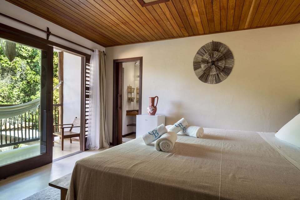 Suite Master | Premium bedding, in-room safe, iron/ironing board, free WiFi