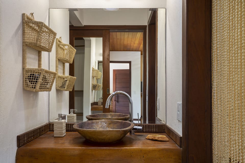 Suite Master | Bathroom | Shower, rainfall showerhead, hair dryer, towels