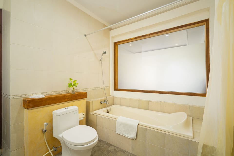Deluxe Double or Twin Room | Bathroom | Shower, free toiletries, towels