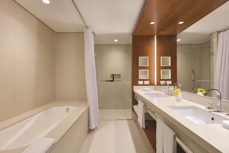 Presidential Room, Club Lounge Access, Lagoon View | Bathroom | Free toiletries, hair dryer, towels