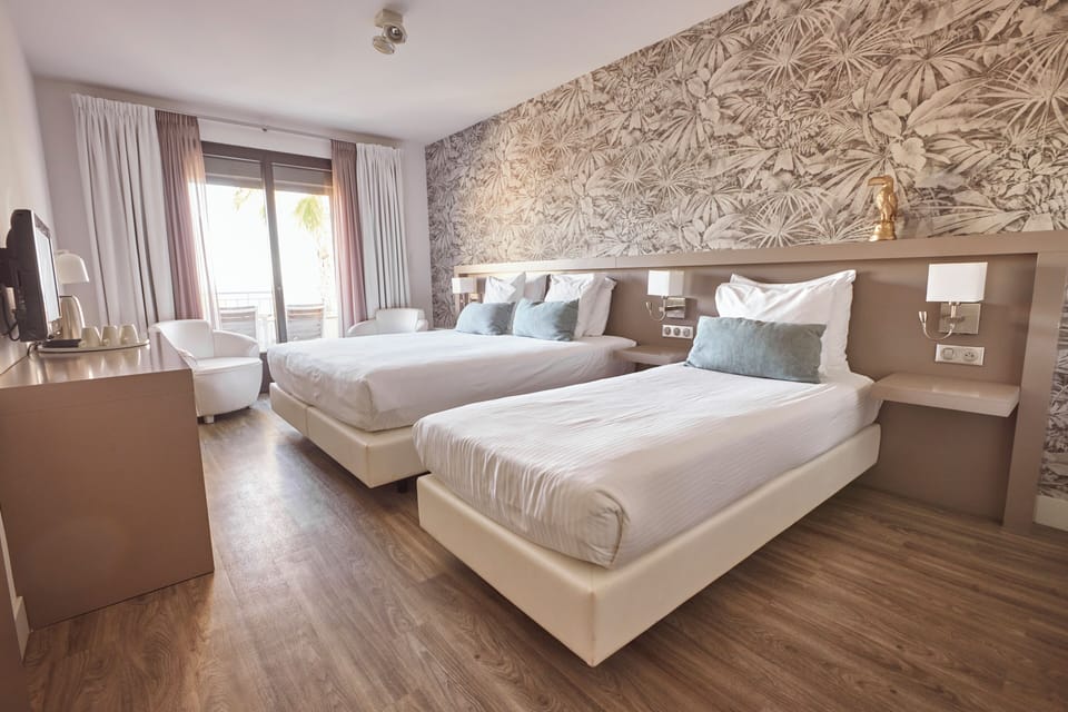 Triple Room | Minibar, in-room safe, desk, free WiFi