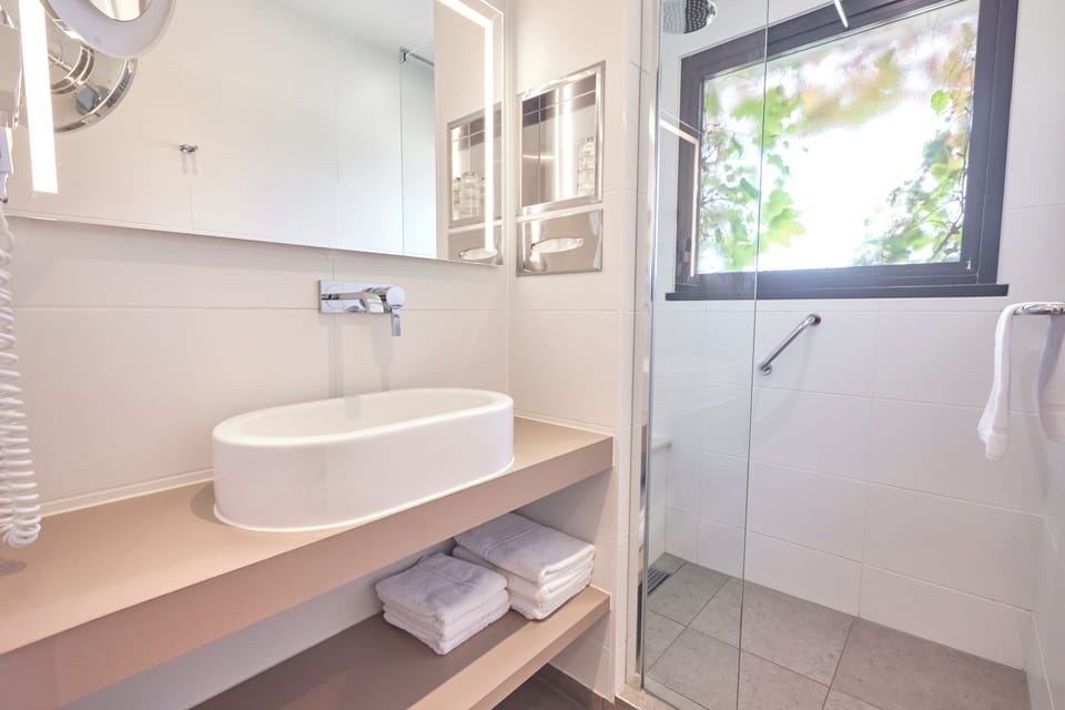 Triple Room, Balcony, Garden View | Bathroom | Shower, free toiletries, hair dryer, towels