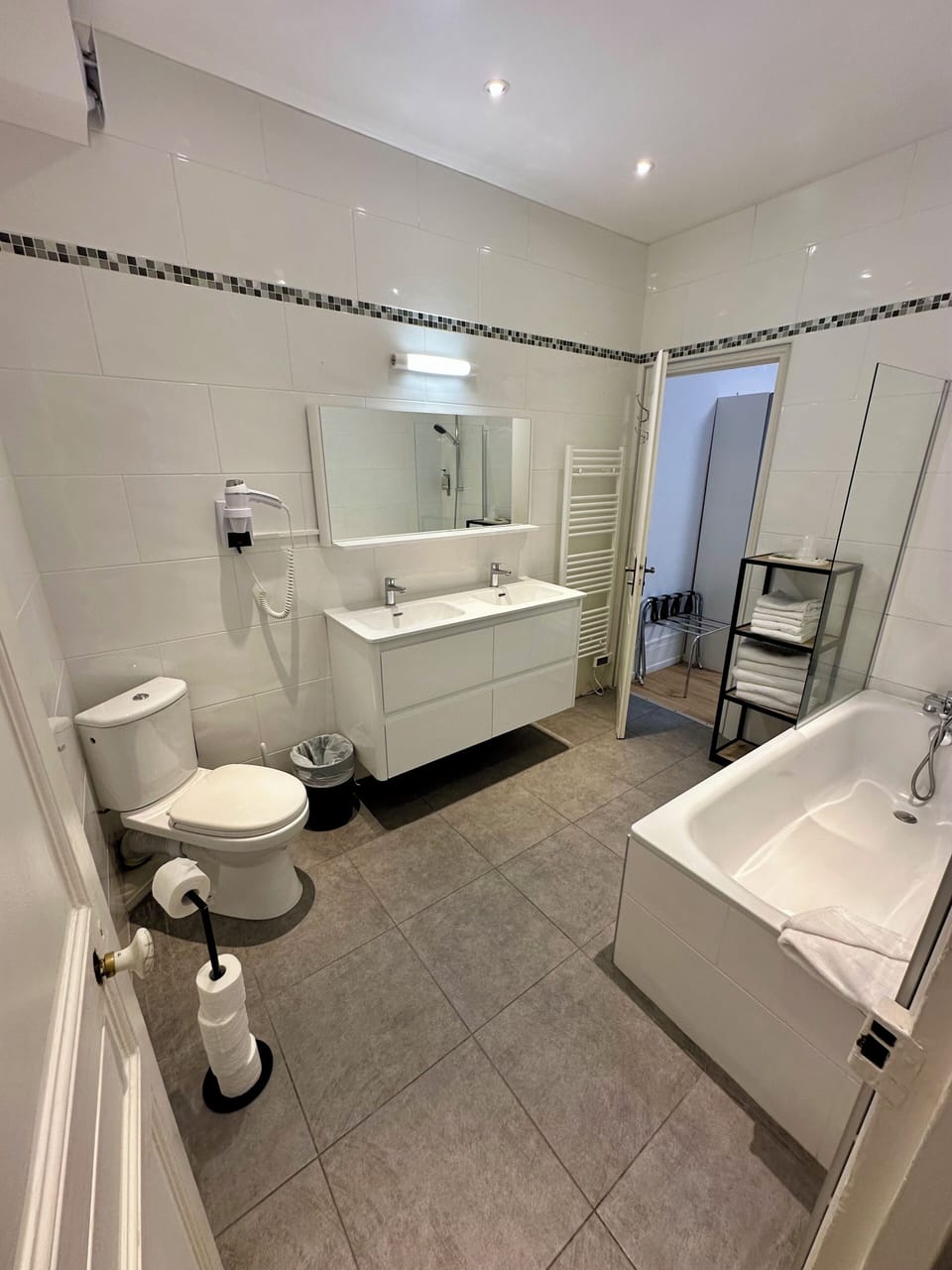Family Room | Bathroom | Free toiletries, hair dryer, towels