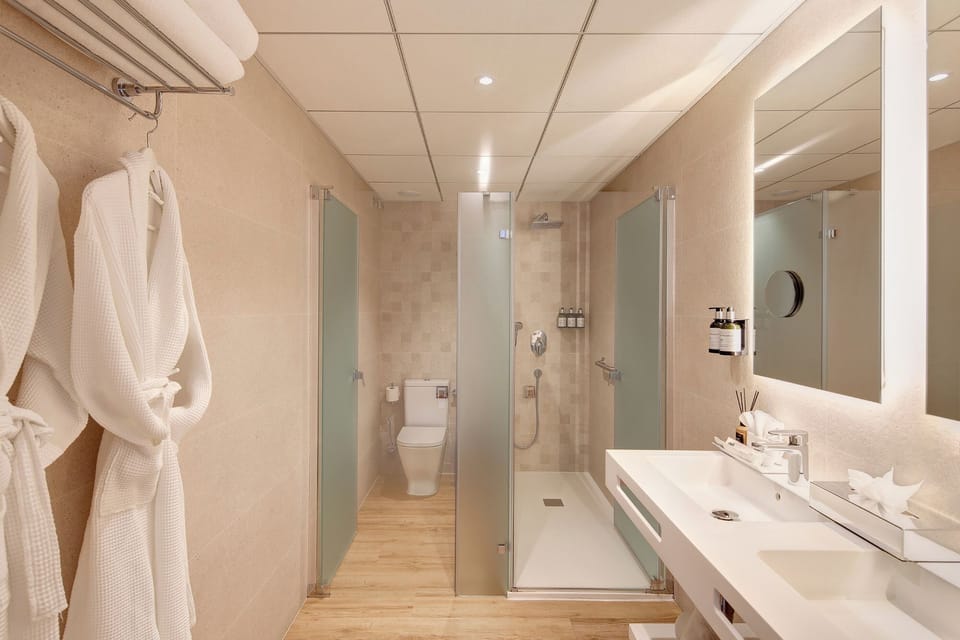 Junior Suite | Premium bedding, minibar, in-room safe, desk