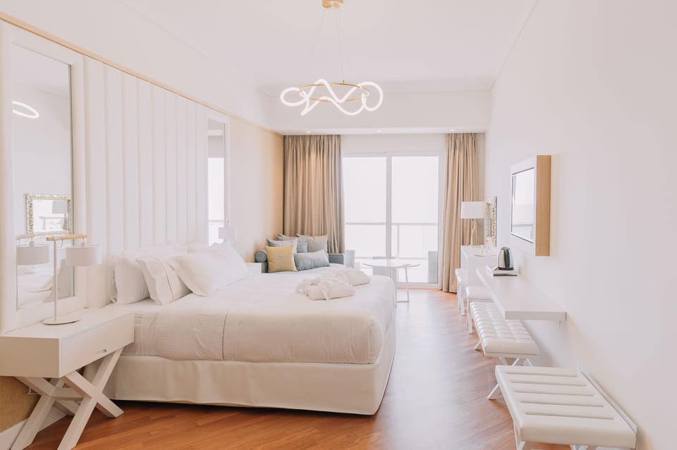 Executive Suite | Hypo-allergenic bedding, down comforters, minibar, in-room safe