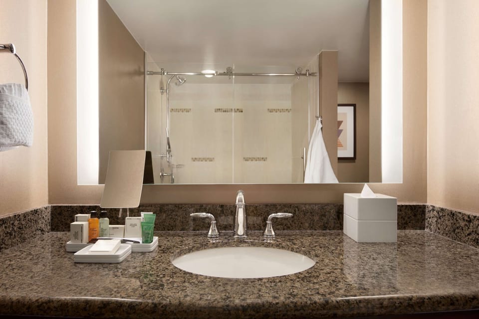 Combined shower/tub, designer toiletries, hair dryer, towels