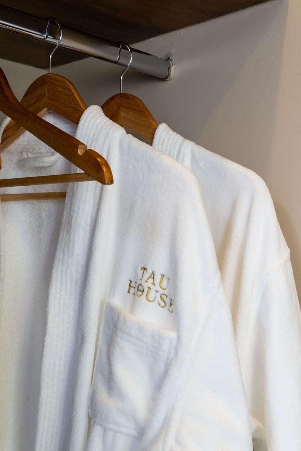 Deluxe Room, Canal View | Bathroom | Shower, rainfall showerhead, hair dryer, towels