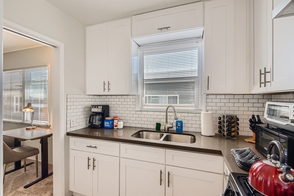 Classic Apartment | Private kitchen | Full-size fridge, microwave, oven, stovetop