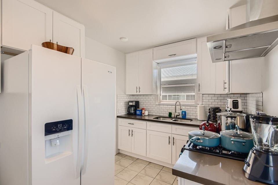 Classic Apartment | Private kitchen | Full-size fridge, microwave, oven, stovetop
