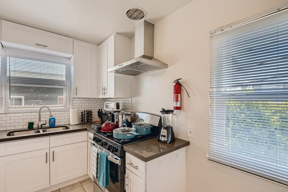 Classic Apartment | Private kitchen | Full-size fridge, microwave, oven, stovetop