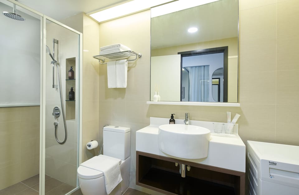 1 BEDROOM GARDEN | Bathroom | Shower, hair dryer, slippers, bidet