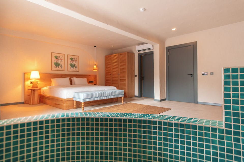 Grand Double Room, 1 Queen Bed with Sofa bed, Non Smoking, City View | Minibar, in-room safe, laptop workspace, soundproofing