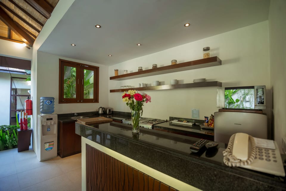 Villa, 5 Bedrooms, Private Pool | Room service - dining