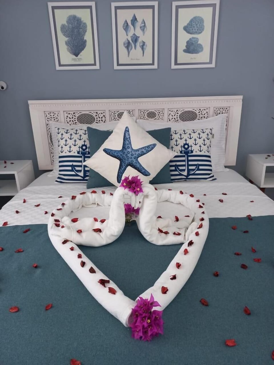 Deluxe Room | Minibar, individually decorated, individually furnished, desk