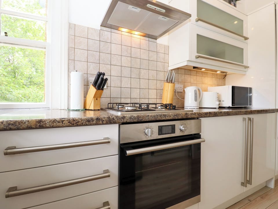 Cottage | Private kitchen | Fridge, dishwasher, electric kettle, cookware/dishes/utensils