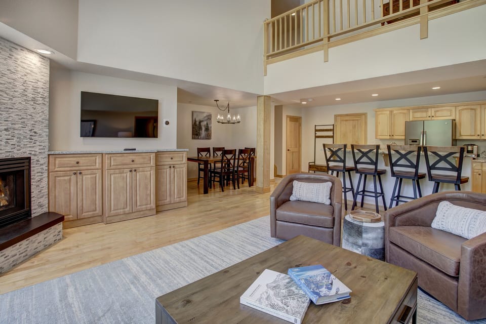 Condo, 4 Bedrooms | Living room | Flat-screen TV, fireplace