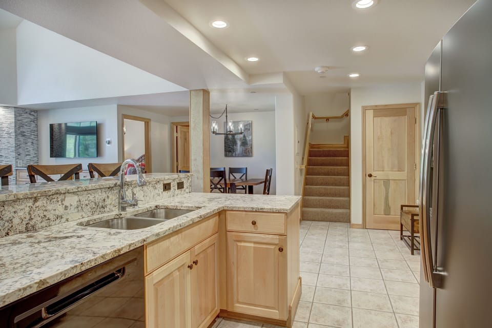 Condo, 4 Bedrooms | Private kitchen | Fridge, oven, coffee/tea maker, toaster