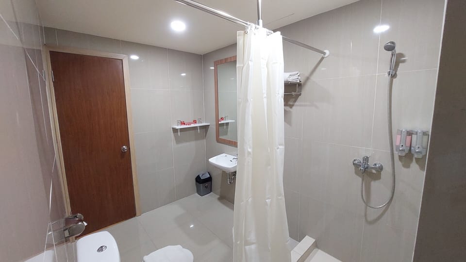 Shower, rainfall showerhead, free toiletries, slippers