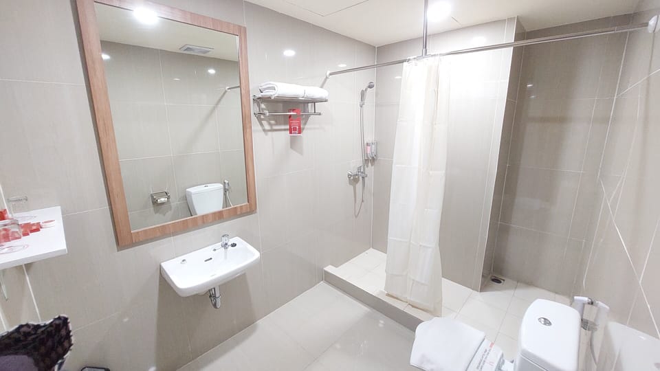 Shower, rainfall showerhead, free toiletries, slippers