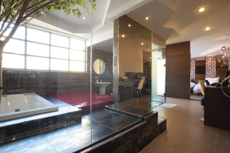 Family Twin Room | Bathroom | Separate tub and shower, rainfall showerhead, free toiletries