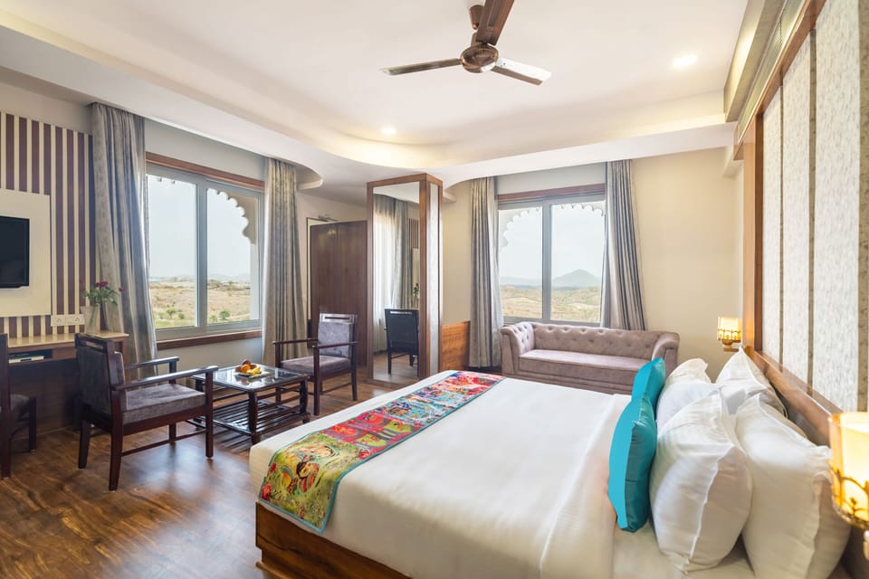 Minibar, desk, laptop workspace, free WiFi