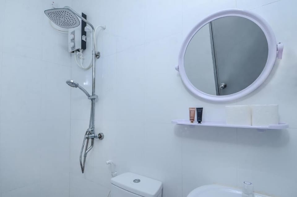 Shower, rainfall showerhead, bidet, towels