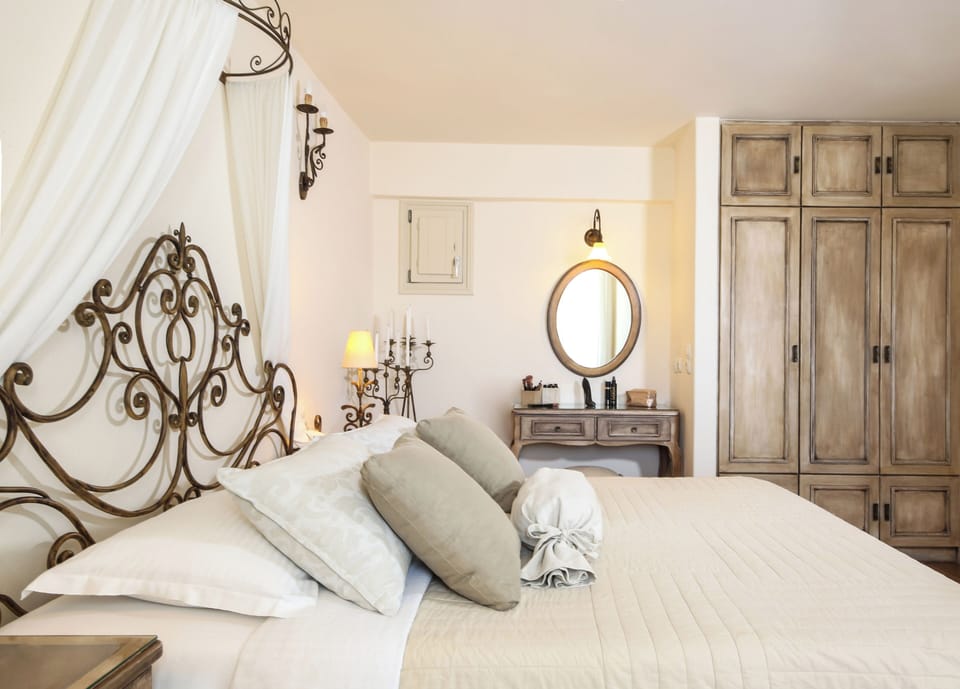 Suite, Sea View | In-room safe, desk, soundproofing, iron/ironing board