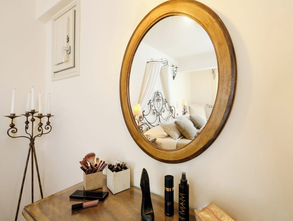 Suite, Sea View | In-room safe, desk, soundproofing, iron/ironing board