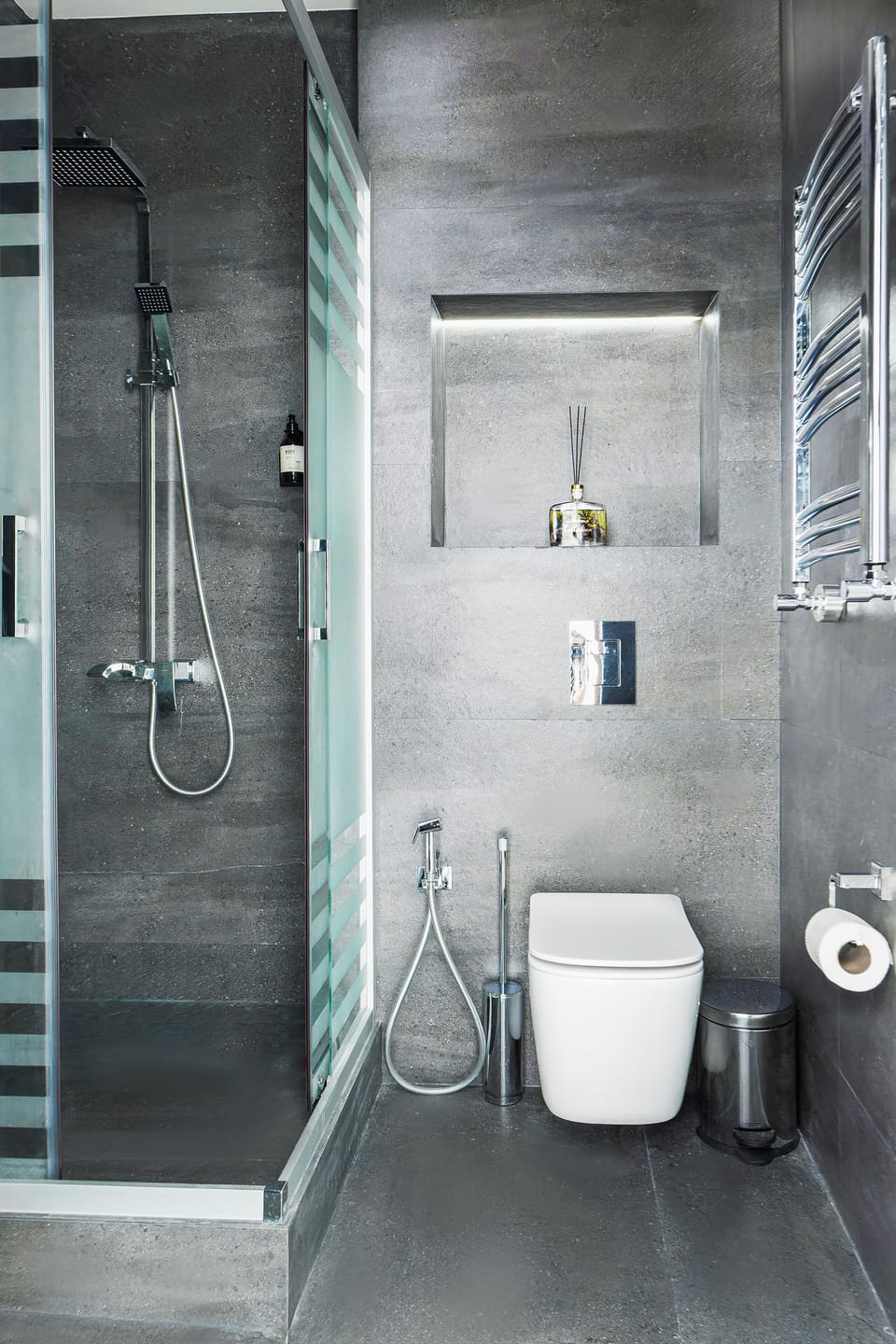 Combined shower/tub, free toiletries, hair dryer, bathrobes