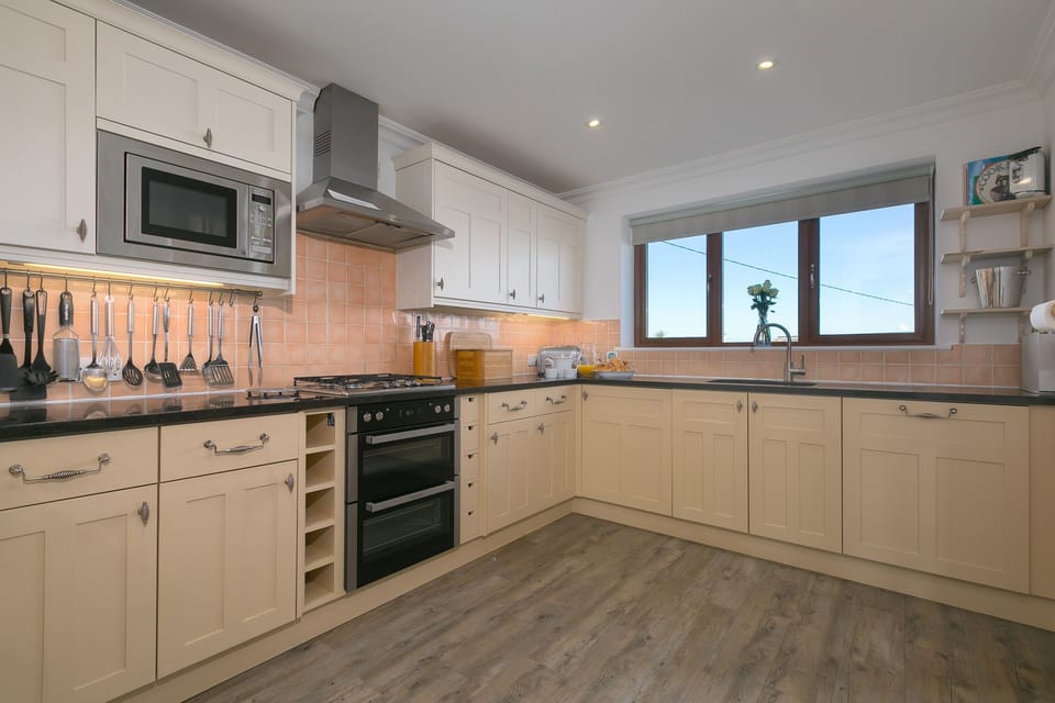 Cottage | Private kitchen | Dishwasher, cookware/dishes/utensils