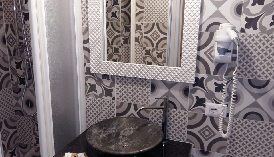 Minibar, in-room safe, desk, WiFi (free)