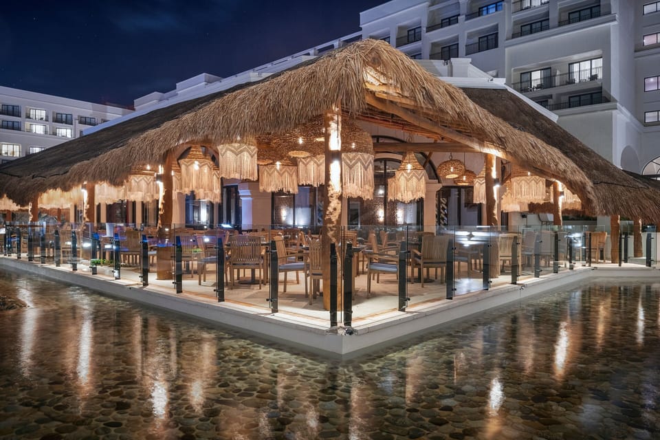 10 restaurants; breakfast, lunch, and dinner served