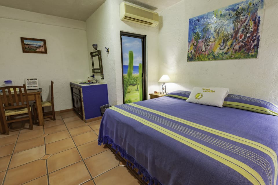 Standard Room, 1 Queen Bed | In-room safe, desk, iron/ironing board, free WiFi