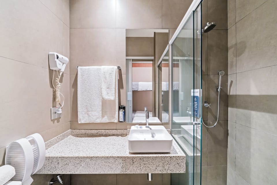 Superior Twin Room | Bathroom | Shower, hair dryer, towels