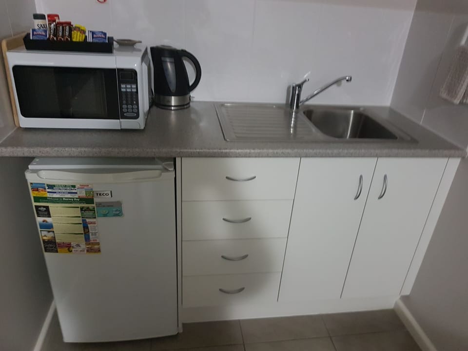 Deluxe Studio, Non Smoking, Kitchenette | In-room dining
