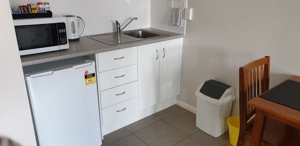 Deluxe Studio, Non Smoking, Kitchenette | Iron/ironing board (on request), cribs (free), WiFi (free)