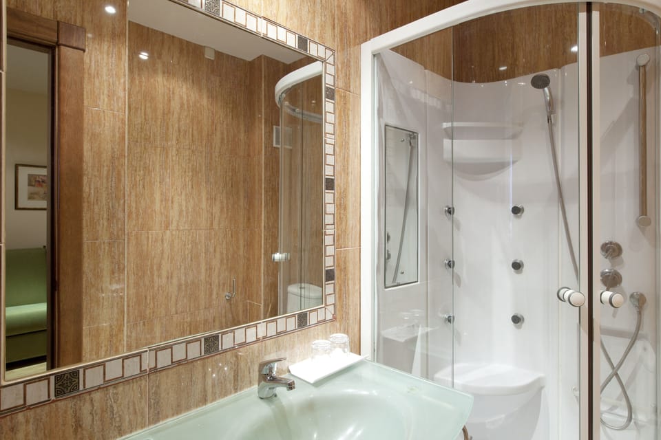 Single Room | Bathroom | Hydromassage showerhead, free toiletries, hair dryer, bidet