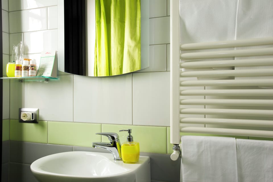 Camera Superior con balcone | Bathroom | Shower, free toiletries, hair dryer, bidet