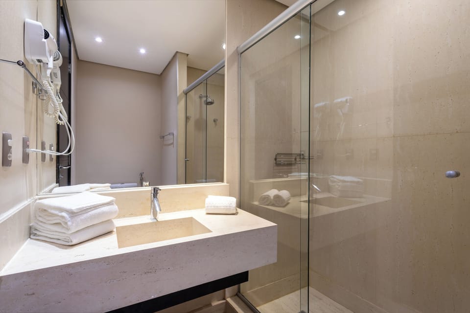 Quarto Triplo Solteiro | Bathroom | Shower, free toiletries, hair dryer, towels