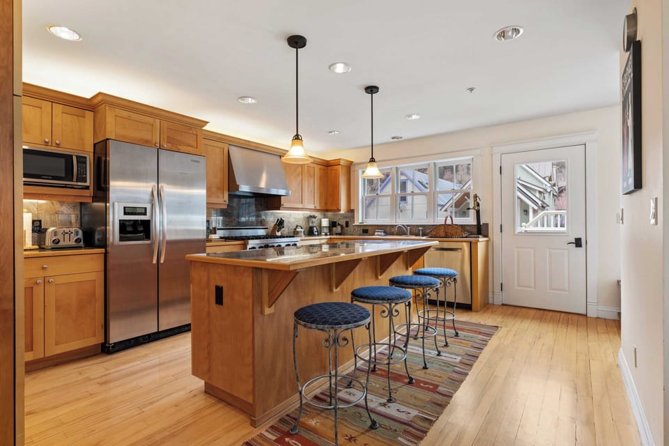 House (4 Bedrooms) | Private kitchen | Fridge, microwave, oven, stovetop