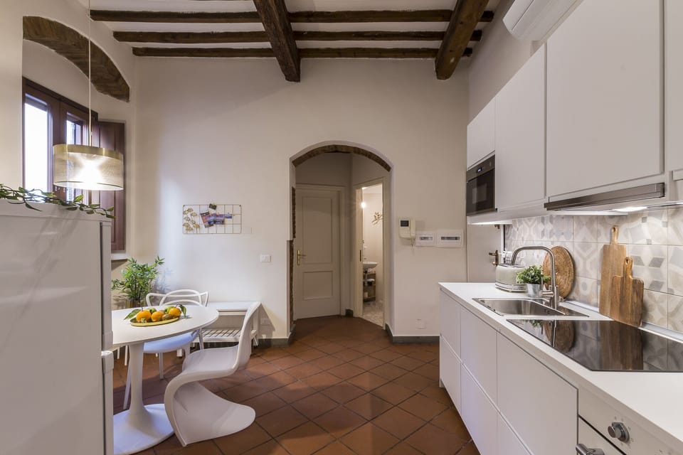 Deluxe Apartment | Private kitchen | Full-size fridge, microwave, oven, stovetop