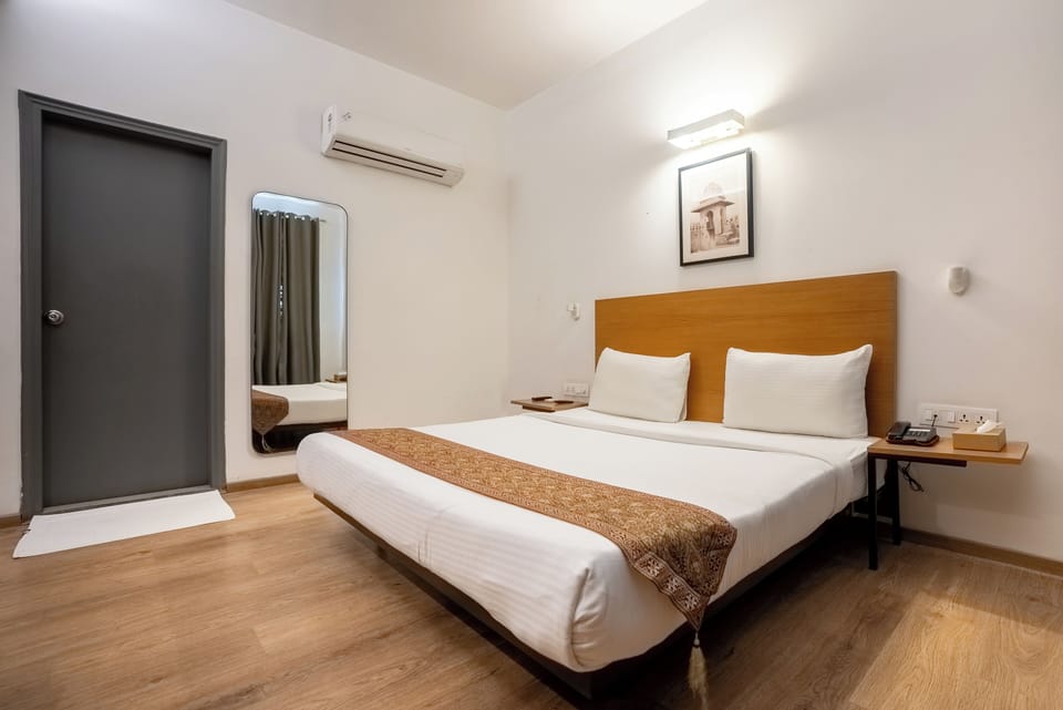 Premium bedding, down comforters, in-room safe, desk