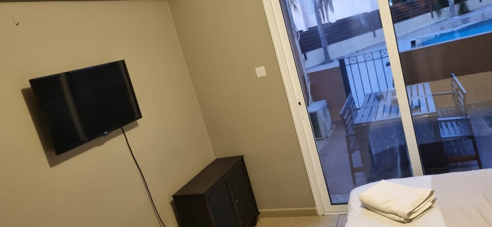 2br-7 Guests-free Parking-pool-aircon House in Paralimni