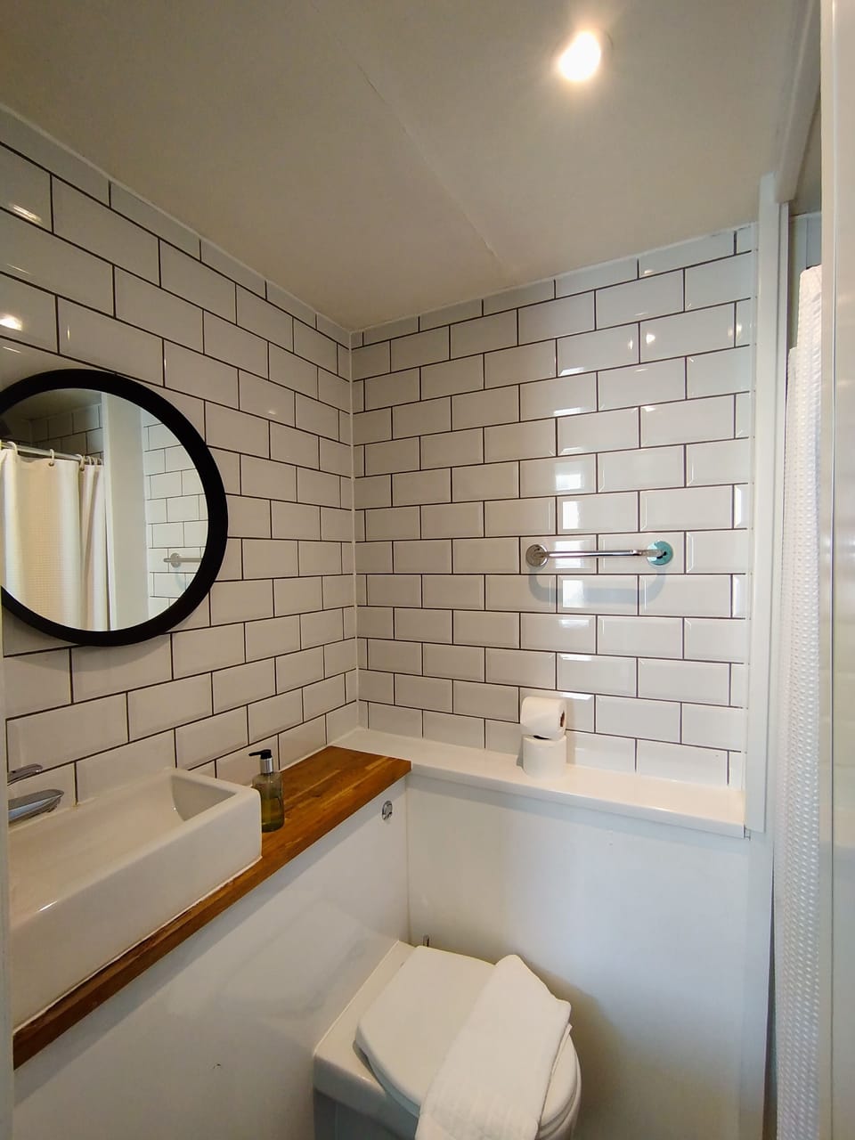 Double Room, 1 Double Bed | Bathroom | Shower, free toiletries, towels, toilet paper
