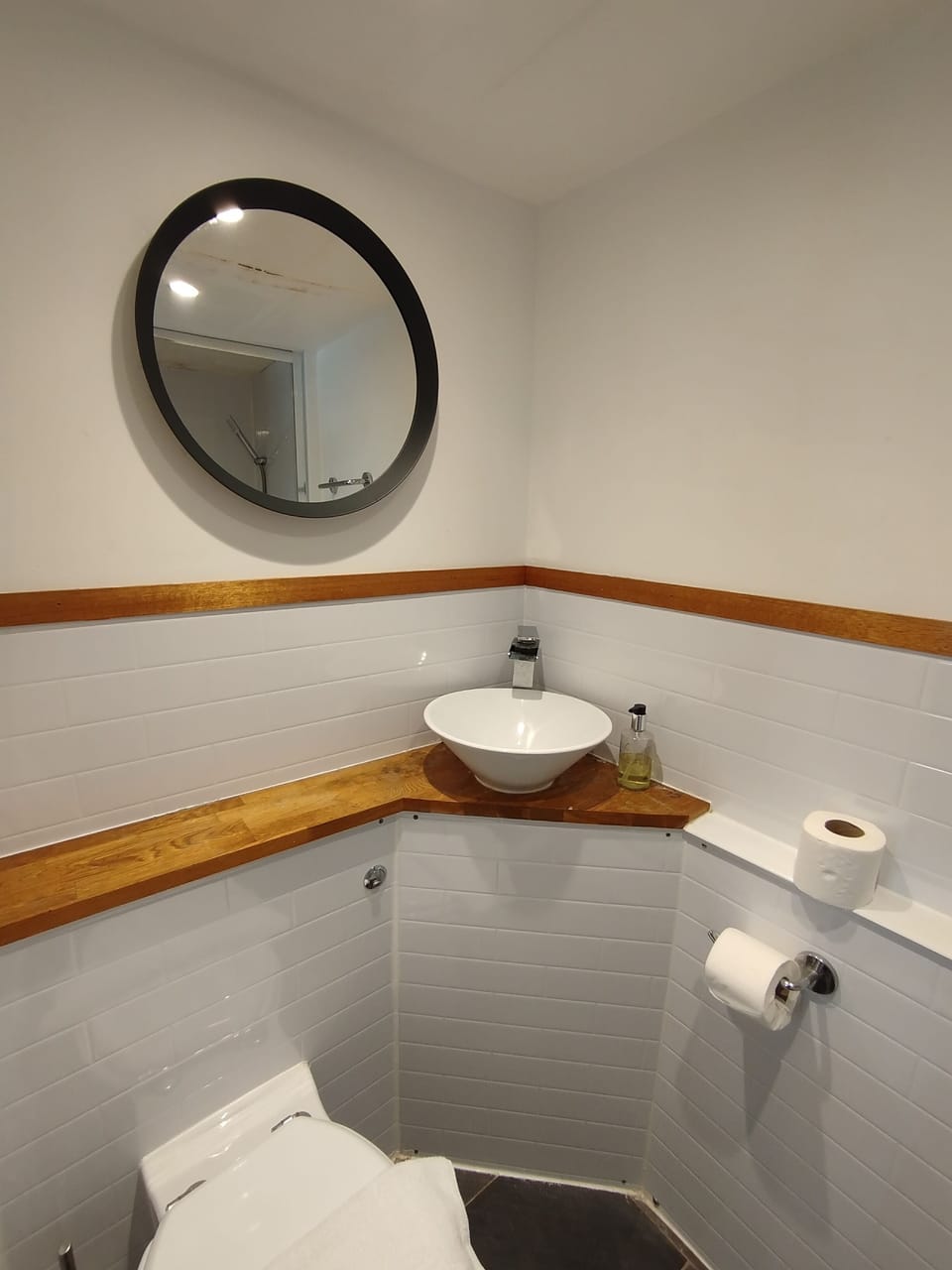 Double Room, 1 Double Bed | Bathroom | Shower, free toiletries, towels, toilet paper