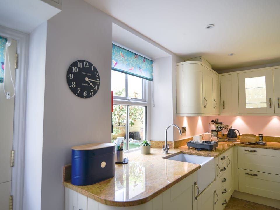 Cottage | Private kitchen | Fridge, dishwasher, electric kettle, cookware/dishes/utensils