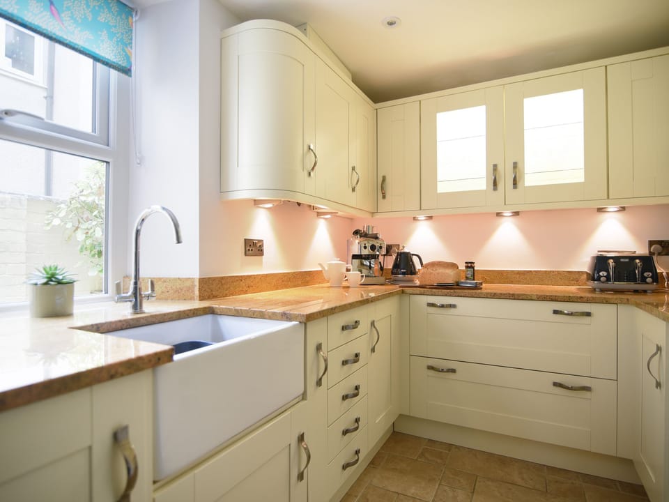 Cottage | Private kitchen | Fridge, dishwasher, electric kettle, cookware/dishes/utensils