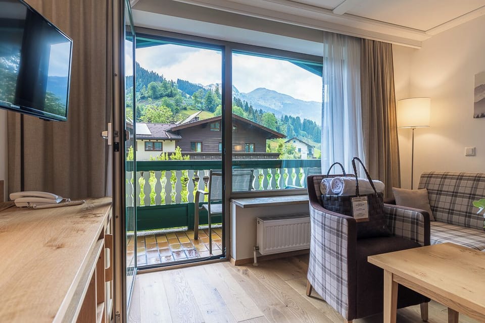 Classic Family Suite | Minibar, in-room safe, laptop workspace, WiFi (free)