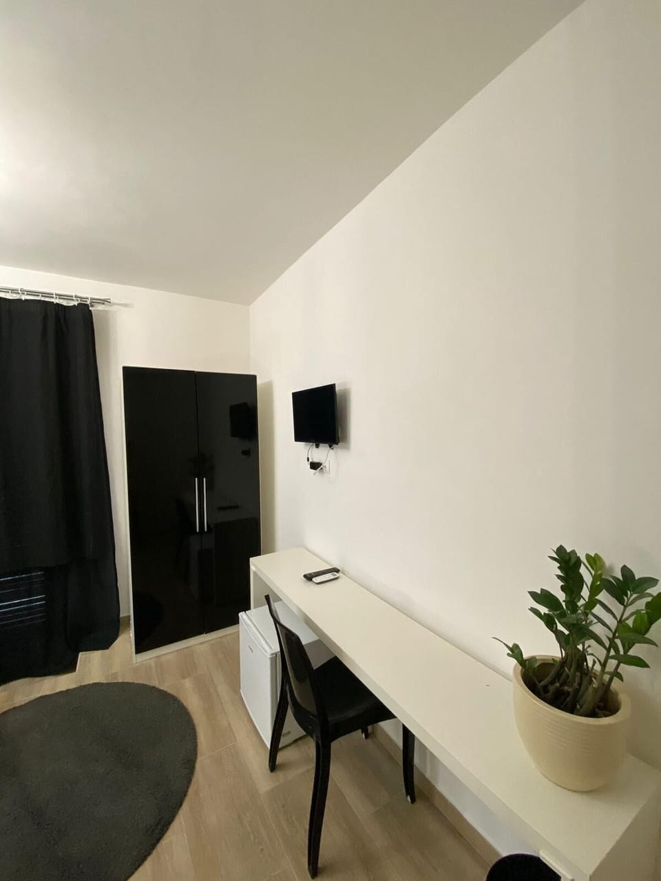 Iris | Desk, laptop workspace, iron/ironing board (on request), WiFi (free)